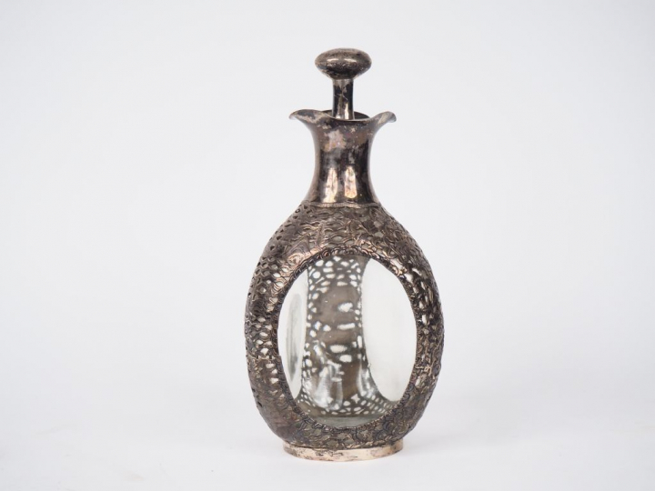 Indochine, vers 1920,  Flacon à Whisky en verre et argent. H. 26 cm