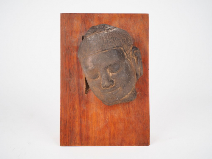 Cambodge, style post angkorien, Portrait d'homme en grès rose.  H. 13 