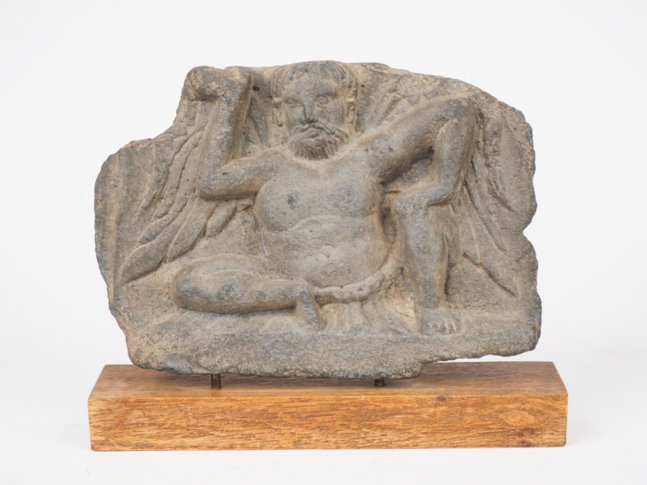 Gandhara, Kushan IIIe siècle,   Atelante ailé en schiste sur son socle