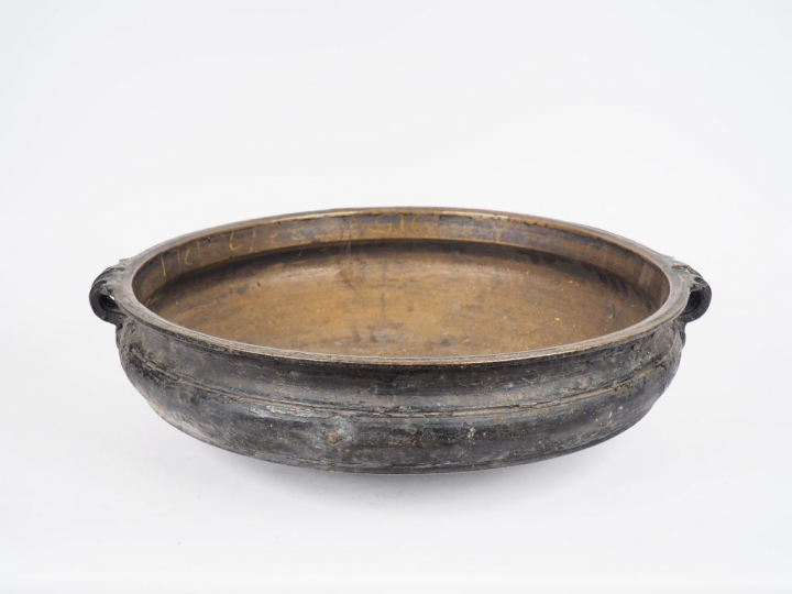 Inde du Nord, XIXème siècle, Vase ourli en bronze, anses feuillagées. 