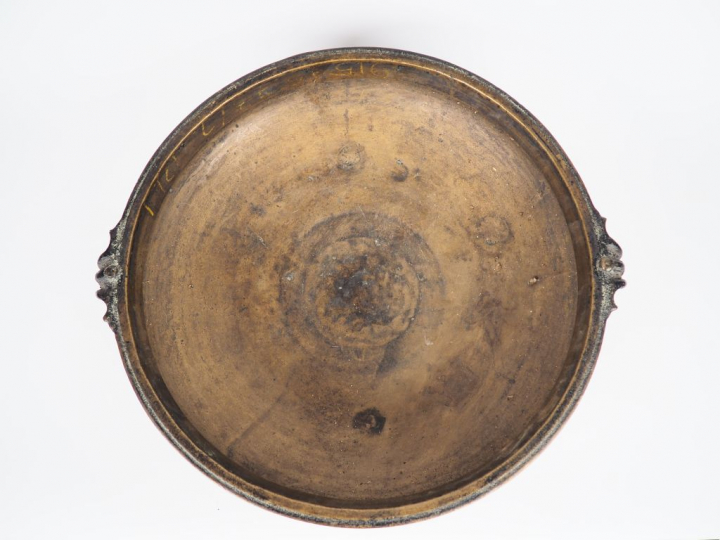 Inde du Nord, XIXème siècle, Vase ourli en bronze, anses feuillagées. 