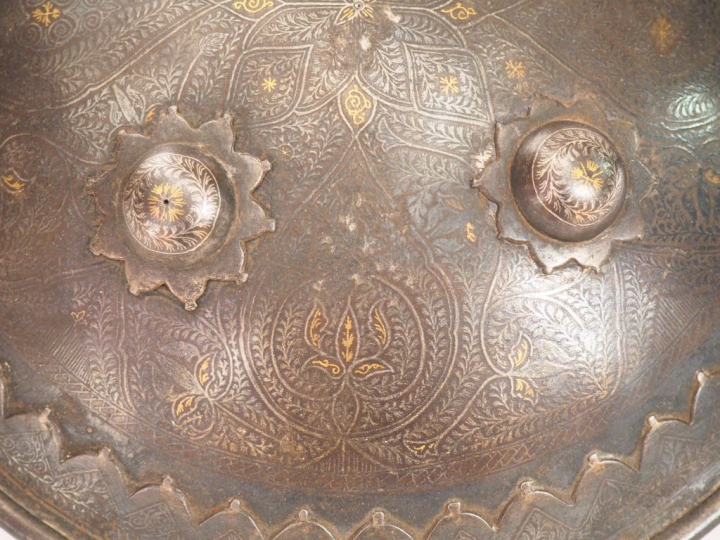 Inde, fin XIXe siècle,  Petite rondache indienne en acier bronzé à qua