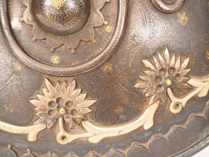 Inde, fin XIXe siècle, Petite rondache indienne "dhâl" en fer à quatre