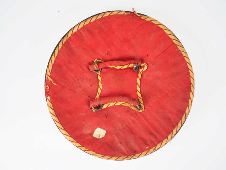 Inde, fin XIXe siècle, Petite rondache indienne "dhâl" en fer à quatre