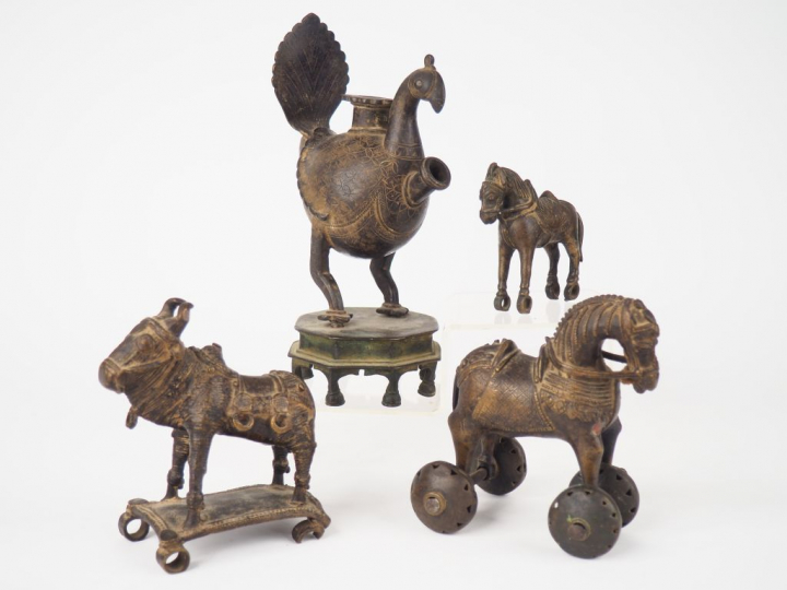 Inde, XIXe siècle,  Ensemble de jouets en bronze comprenant deux cheva