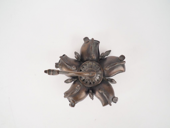 Inde du Nord, début XXe siècle,  Petite boîte à fard en bronze sculpté