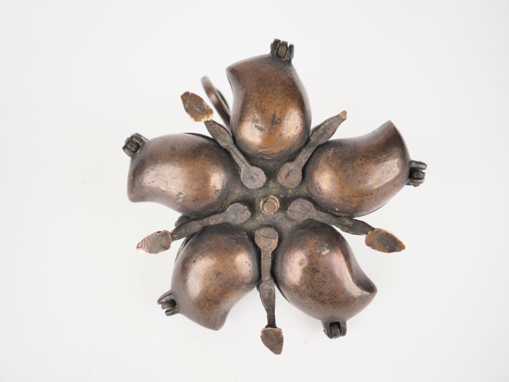 Inde du Nord, début XXe siècle,  Petite boîte à fard en bronze sculpté