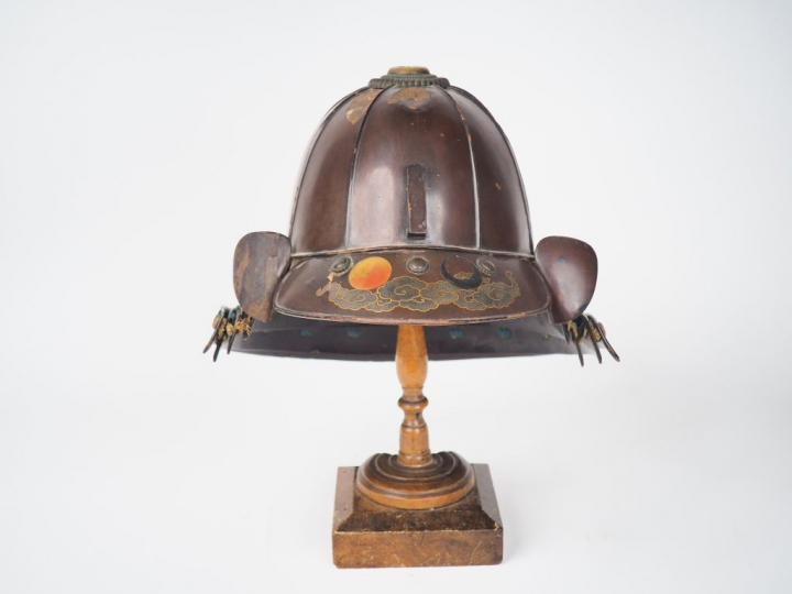 Japon, XVIIe - XVIIIe siècle, Casque SUJI-BACHI KABUTO à huit plaques 