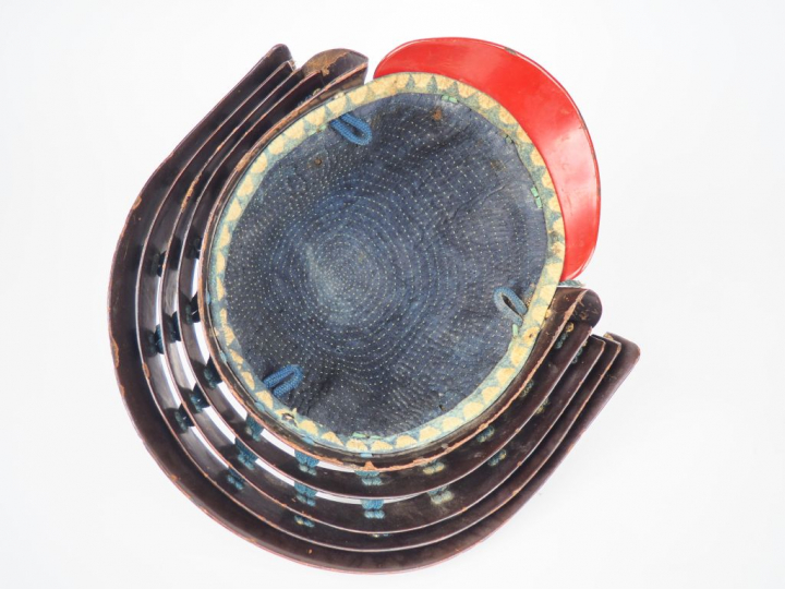 Japon, XVIIe - XVIIIe siècle, Casque SUJI-BACHI KABUTO à huit plaques 