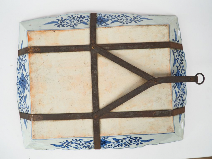 Japon, période Meiji,  Important plat quadrangulaire à bord polylobé e