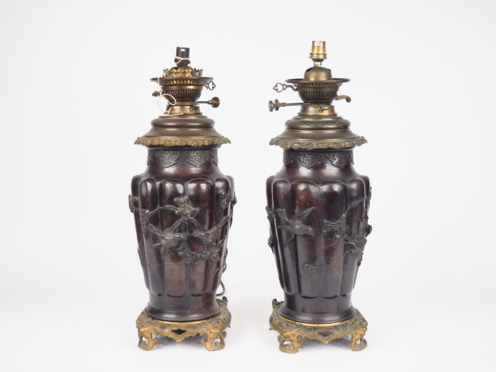Japon, période Meiji, Paire de grands vases en bronze à patine brune. 