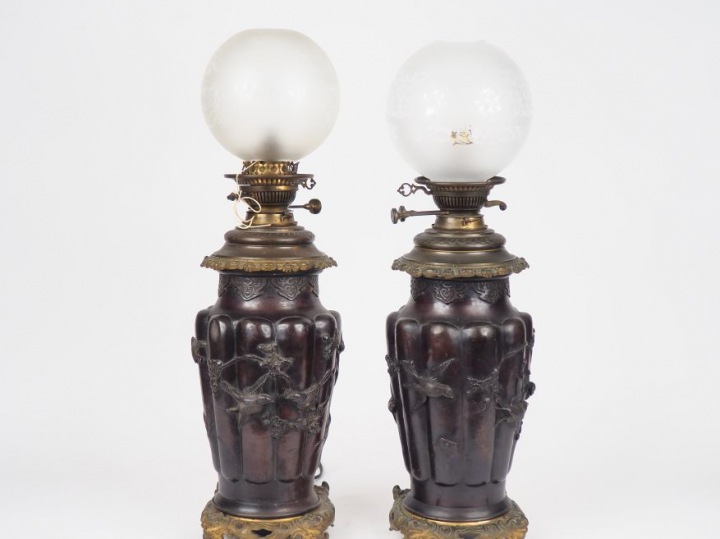 Japon, période Meiji, Paire de grands vases en bronze à patine brune. 