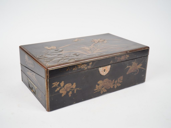 Japon, période Meiji,  Ecritoire de voyage en bois laqué, partiellemen