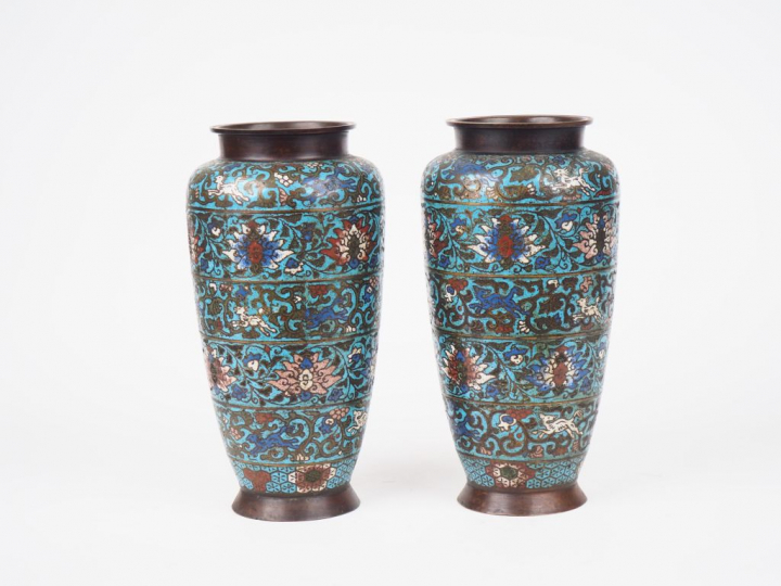 Japon, vers 1900,  Paire de vases de forme ovoide en bronze et émaux c