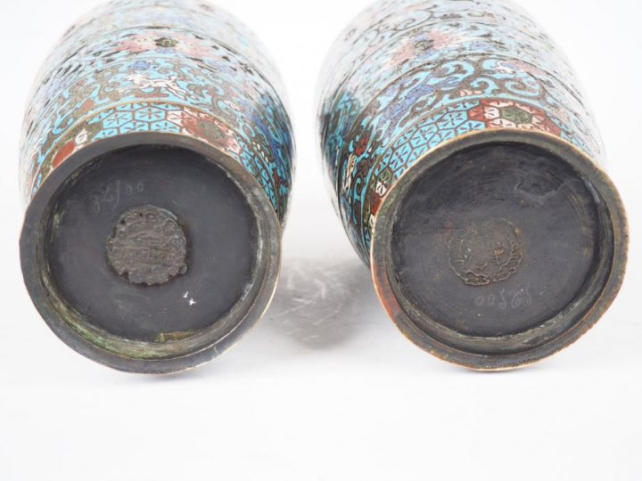 Japon, vers 1900,  Paire de vases de forme ovoide en bronze et émaux c