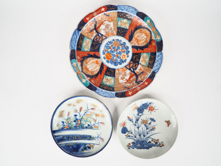 Japon, période Meiji,  Ensemble en porcelaine comprenant un plat flori
