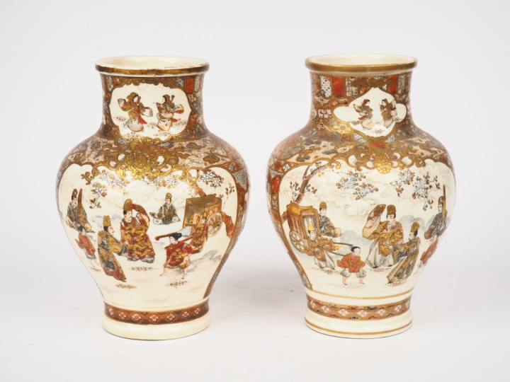 Satsuma, Japon vers 1920,  Paire de vases en porcelaine de Satsuma à d