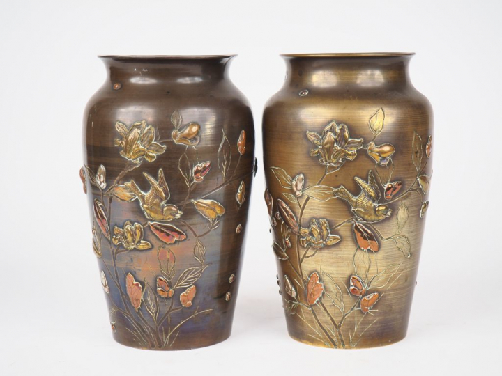 Japon, période Meiji,  Paire de vases en bronze de patine claire, à dé