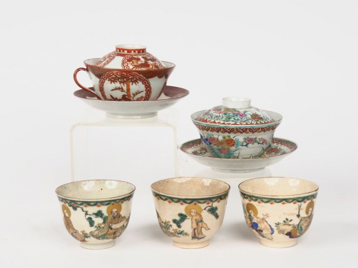 Japon, vers 1900,  Coupes et soucoupes avec présentoir en porcelaine d