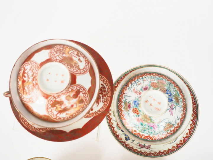 Japon, vers 1900,  Coupes et soucoupes avec présentoir en porcelaine d
