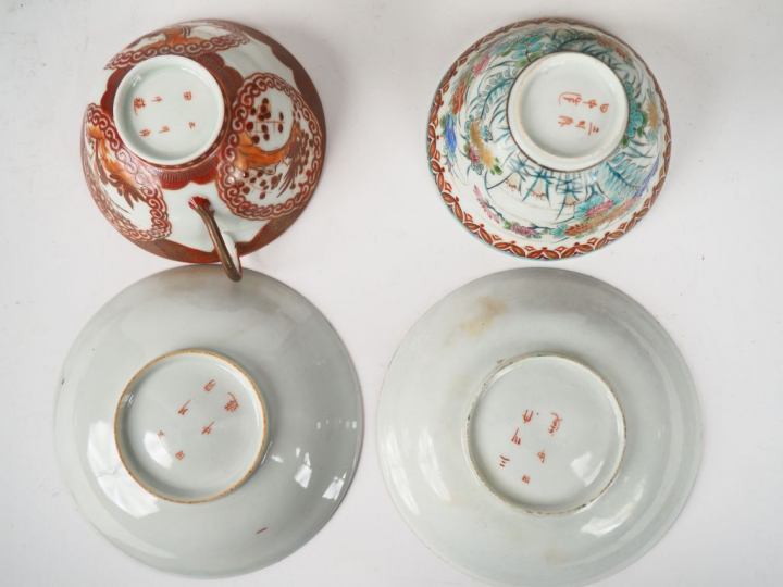 Japon, vers 1900,  Coupes et soucoupes avec présentoir en porcelaine d