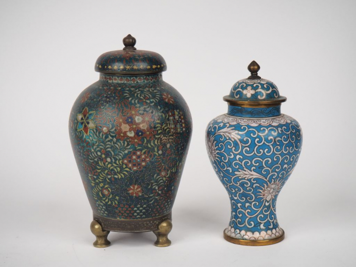 Japon et Chine 1900,  Deux vases couverts en émaux cloisonnés sur cuiv