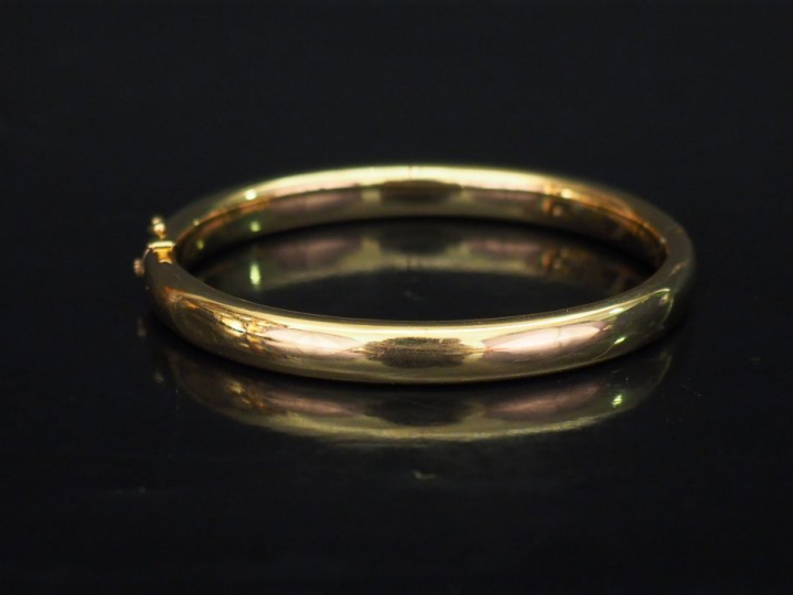 Bracelet jonc en or jaune.  Dim. internes : 5,3 x 6,1 cm Poids. 26,64 