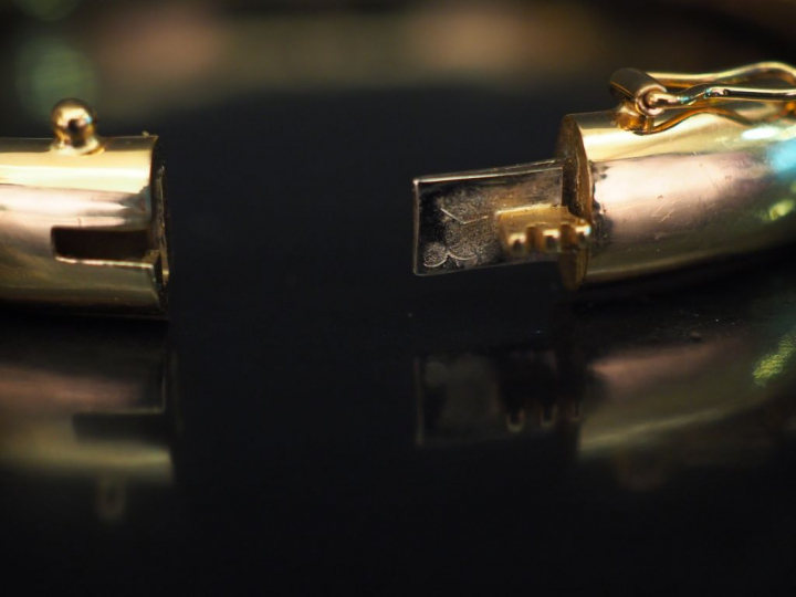 Bracelet jonc en or jaune.  Dim. internes : 5,3 x 6,1 cm Poids. 26,64 