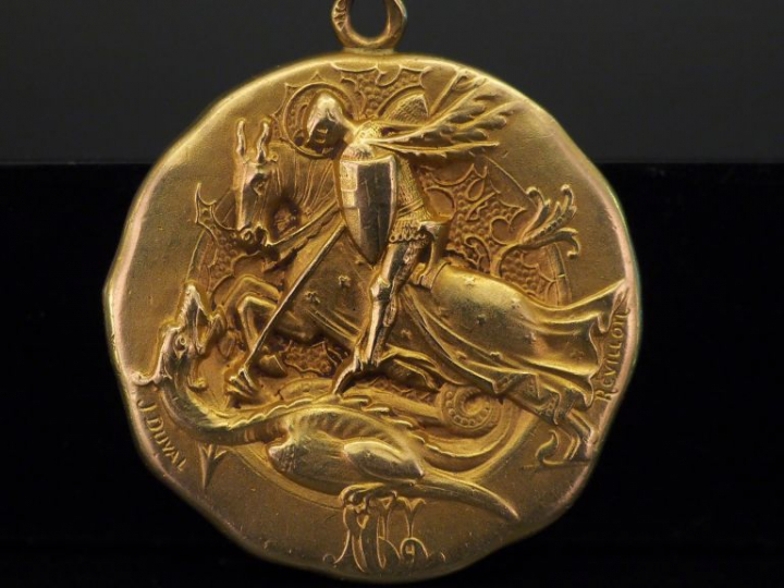 Médaille en or jaune, à décor double faces et figurant sur l'une d'ell