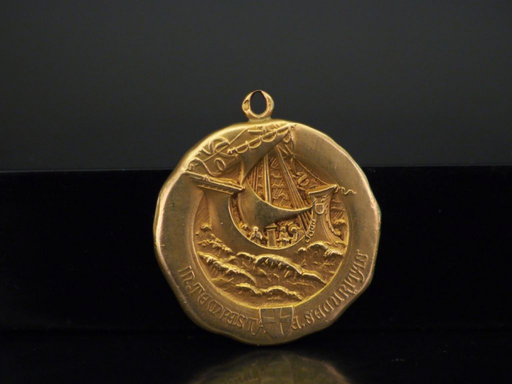 Médaille en or jaune, à décor double faces et figurant sur l'une d'ell