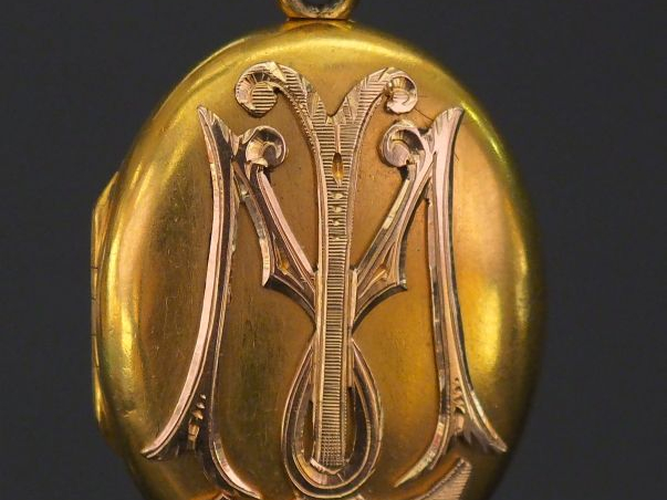 Pendentif porte-photo de forme ovale en or jaune, à décor appliqué de 