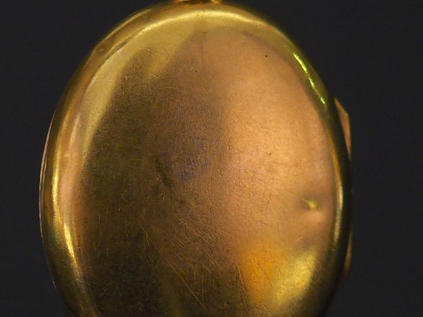 Pendentif porte-photo de forme ovale en or jaune, à décor appliqué de 