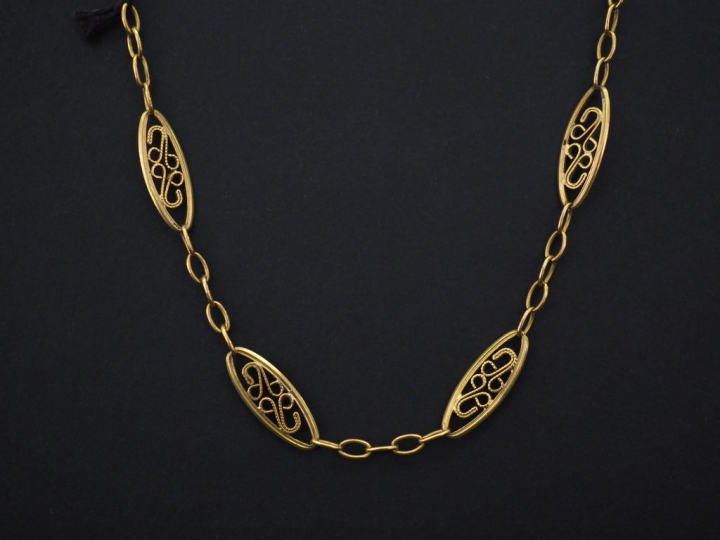 Collier souple en or jaune, à décor de maillons ovales filigranés et a