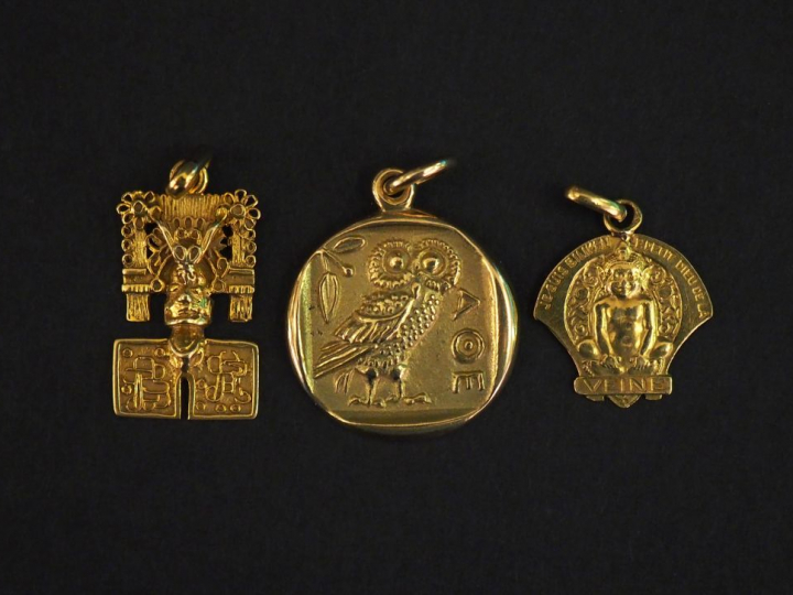 Ensemble comprenant :  - un pendentif en or jaune, à décor de chouette