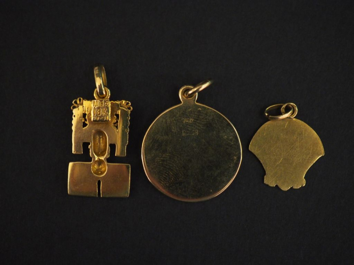 Ensemble comprenant :  - un pendentif en or jaune, à décor de chouette