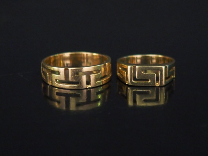 Ensemble comprenant deux différentes bagues en or jaune, à décor ajour