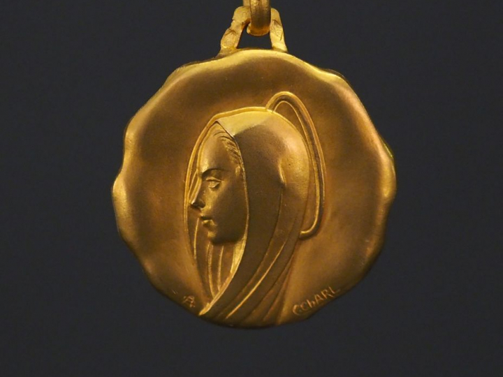 Médaille religieuse à bord irrégulier en or jaune, figurant la Sainte 