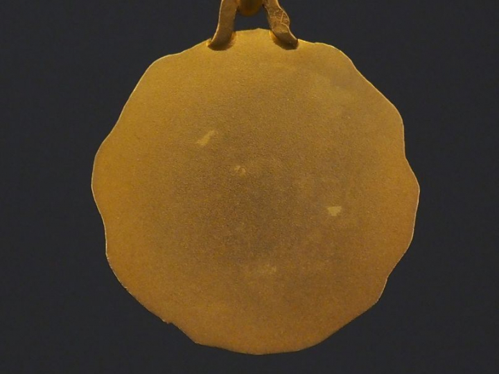 Médaille religieuse à bord irrégulier en or jaune, figurant la Sainte 