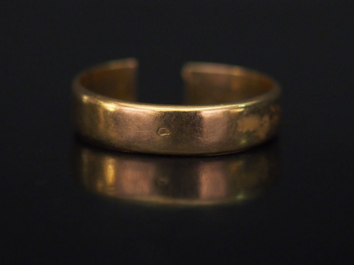 Alliance en or jaune.  Poids. 3,80 (coupée)   