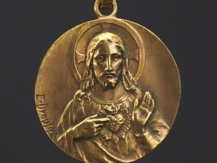 Médaille religieuse en or jaune, figurant le Sacré-Cœur de Jésus sur u