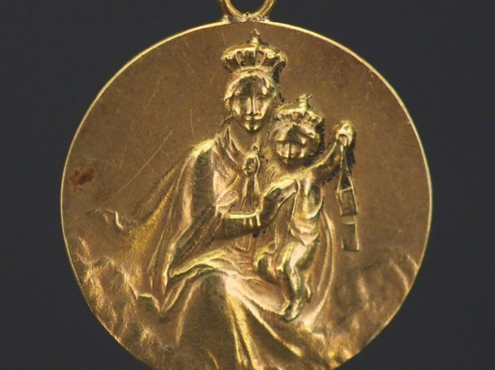 Médaille religieuse en or jaune, figurant le Sacré-Cœur de Jésus sur u