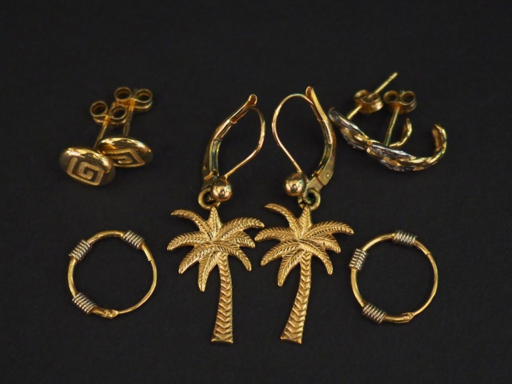 Ensemble comprenant :  - une paire de perce-oreilles en or jaune et éc