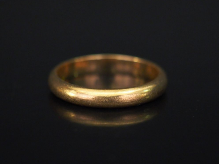 Alliance en or jaune.  TDD. 67 Poids. 6,79 g   