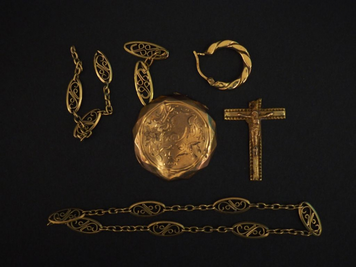 Ensemble comprenant :  - des éléments de collier en or jaune, composé 