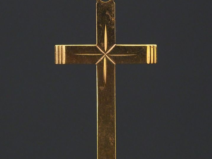 Pendentif en forme de croix en or jaune, à décor gravé d'une étoile en