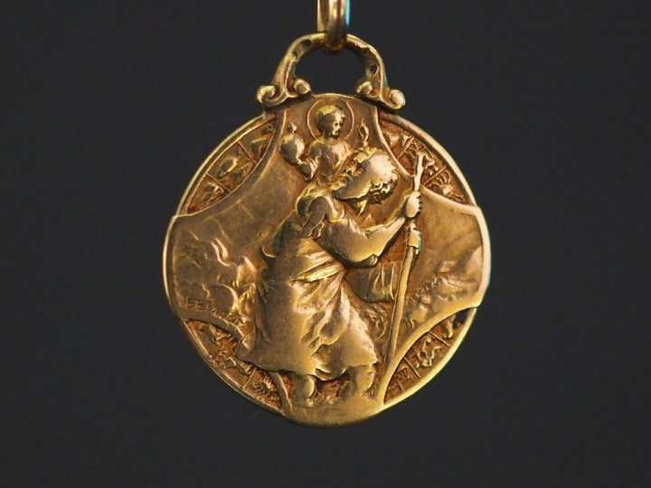 Médaille religieuse en or jaune figurant Saint Christophe portant le C