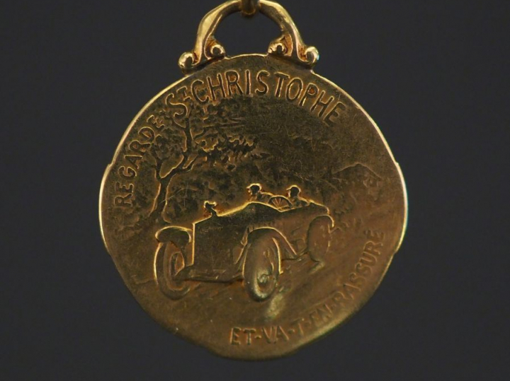 Médaille religieuse en or jaune figurant Saint Christophe portant le C