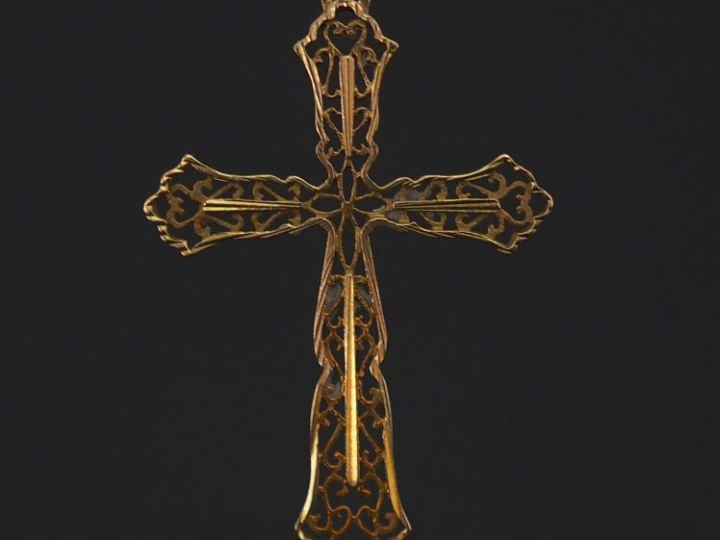 Pendentif en forme de croix en or jaune, à décor ajouré de rinceaux. 3
