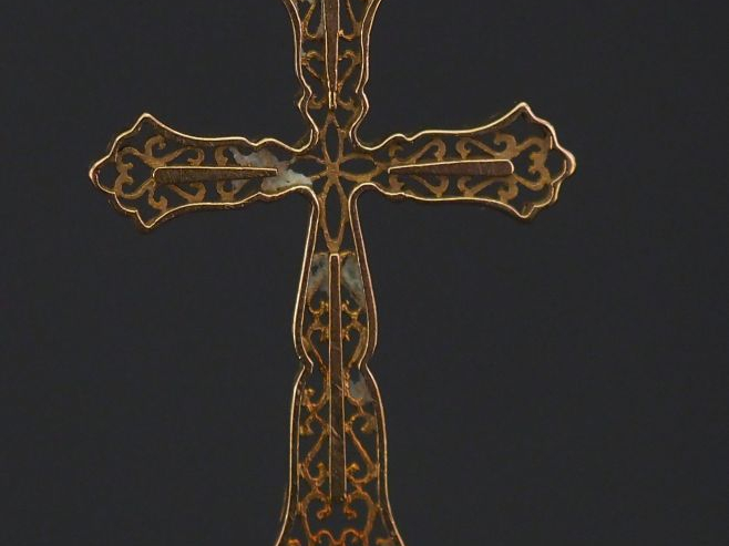 Pendentif en forme de croix en or jaune, à décor ajouré de rinceaux. 3