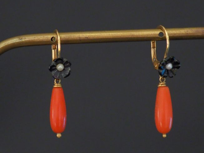 Paire de perce-oreilles en or jaune et corail en forme de goutte surmo